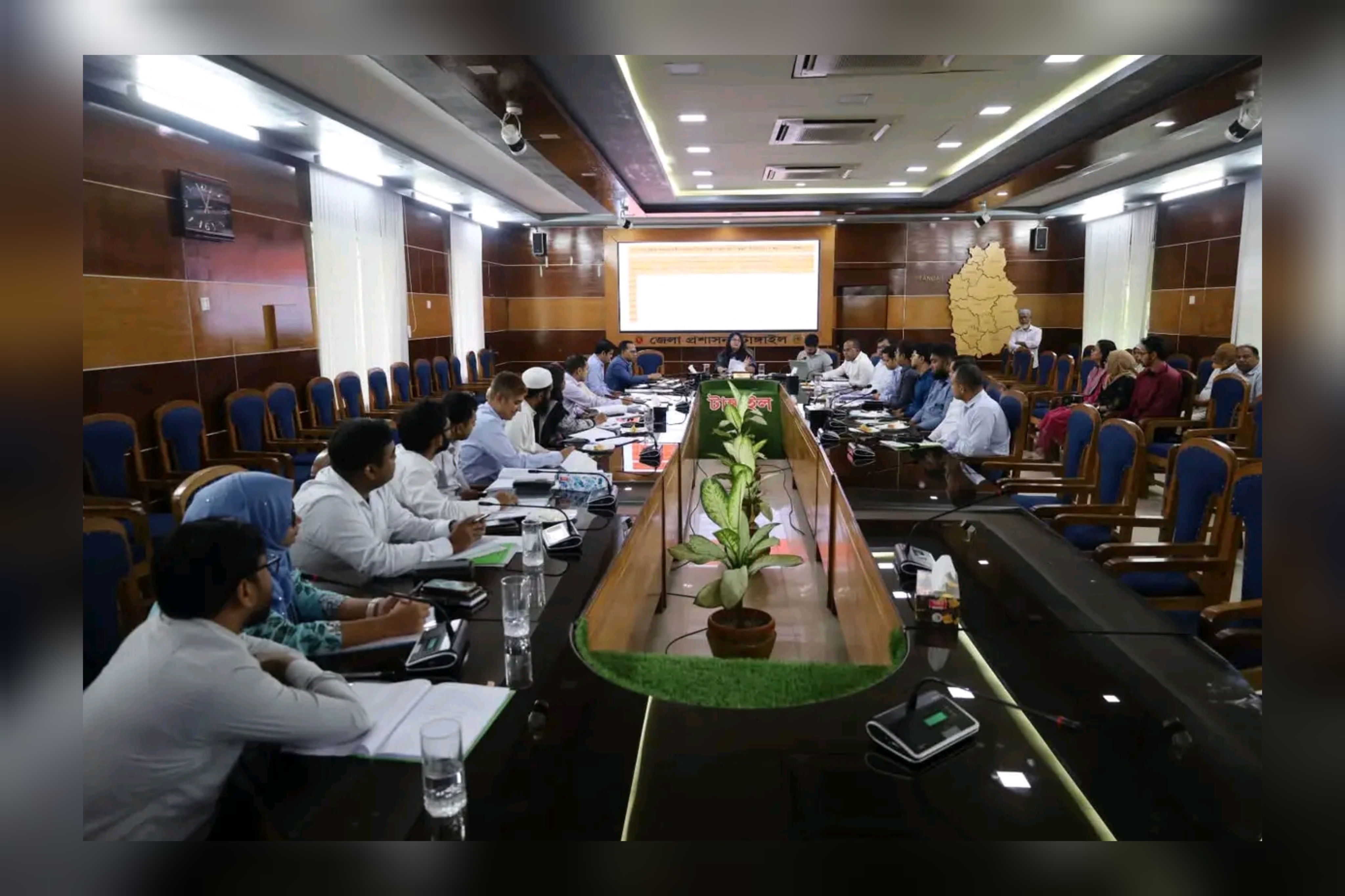 টাঙ্গাইলে জেলা মাসিক রাজস্ব সম্মেলন অনুষ্ঠিত
রাজস্ব আদায় বৃদ্ধি,স্মার্ট ভূমি ব্যবস্থাপনা ও সেবার মানোন্নয়নে দিকনির্দেশনা