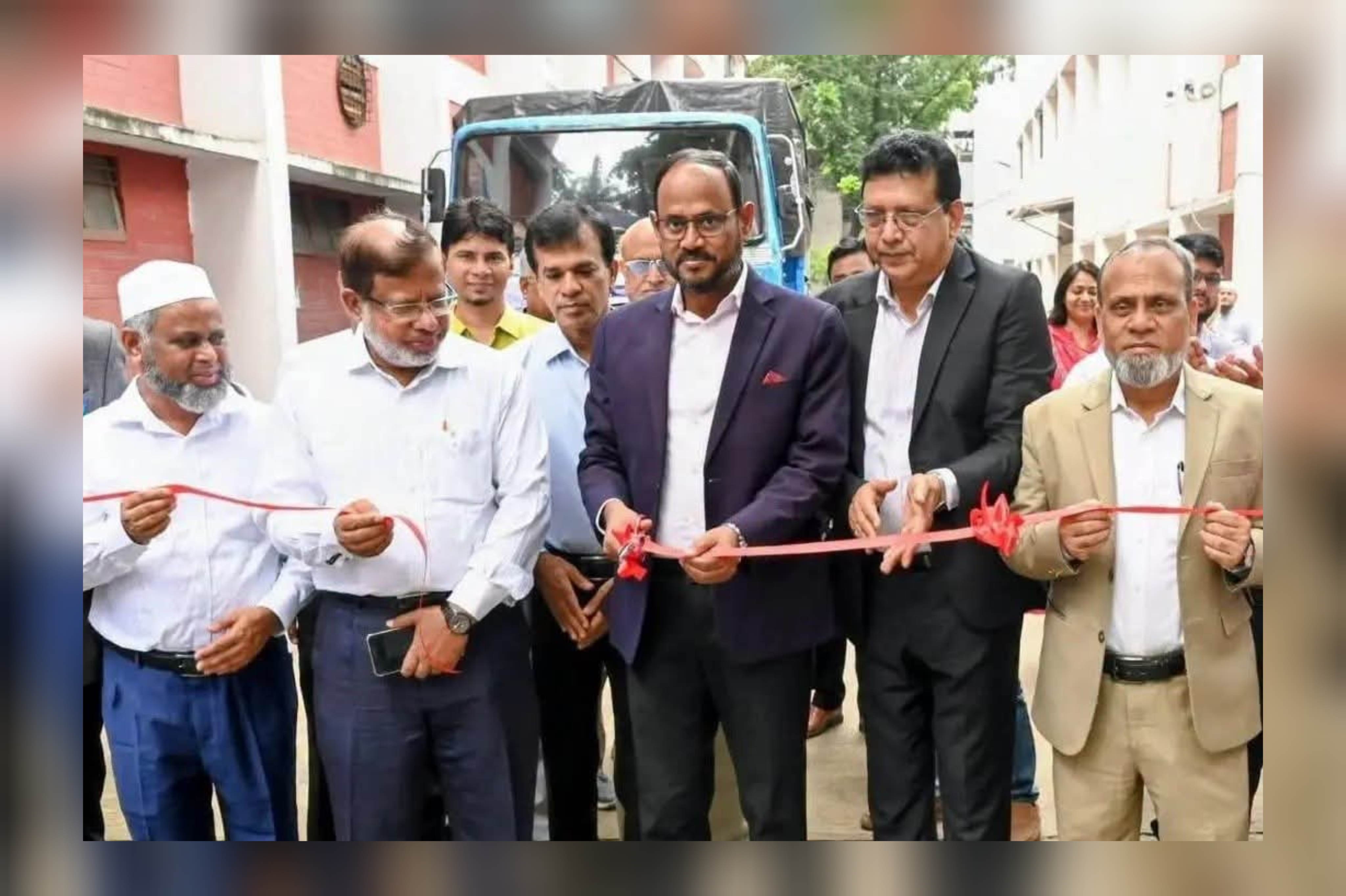 প্রাণী চিকিৎসায় আধুনিক সেবা সম্প্রসারণে নতুন উদ্যোগ মানসম্মত ওষুধ বিতরণের উদ্বোধন