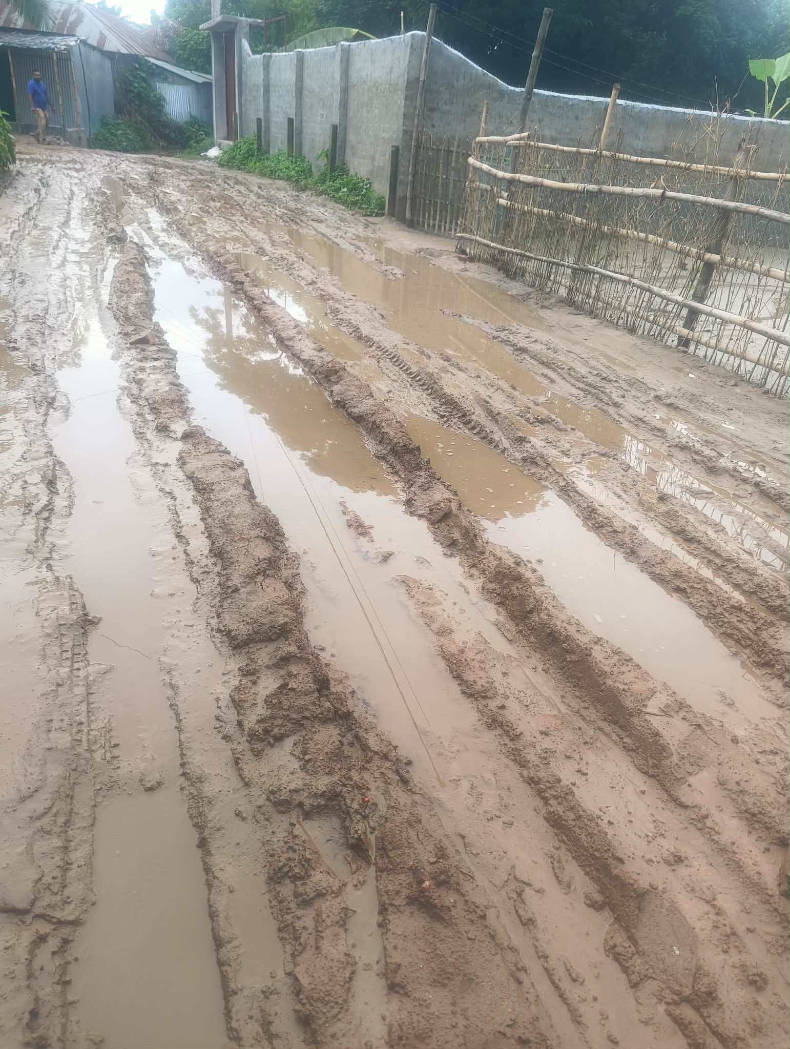 রায়গঞ্জের চান্দাইকোনা পূর্বপাড়া সড়কের বেহাল দশা: চরম দুর্ভোগে হাজারো মানুষ, দ্রুত সংস্কারের দাবি